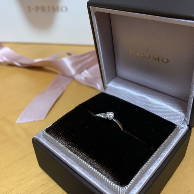【アイプリモ(I-PRIMO)の口コミ】 アシンメトリーなデザインとその指輪に合った
テーマがあり、とても心惹か…