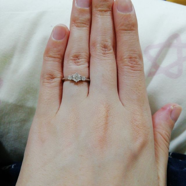 【MIKIMOTO(ミキモト)の口コミ】 シンプル且つ憧れの婚約指輪なので輝きが強いものを選びました。ダイヤ一…