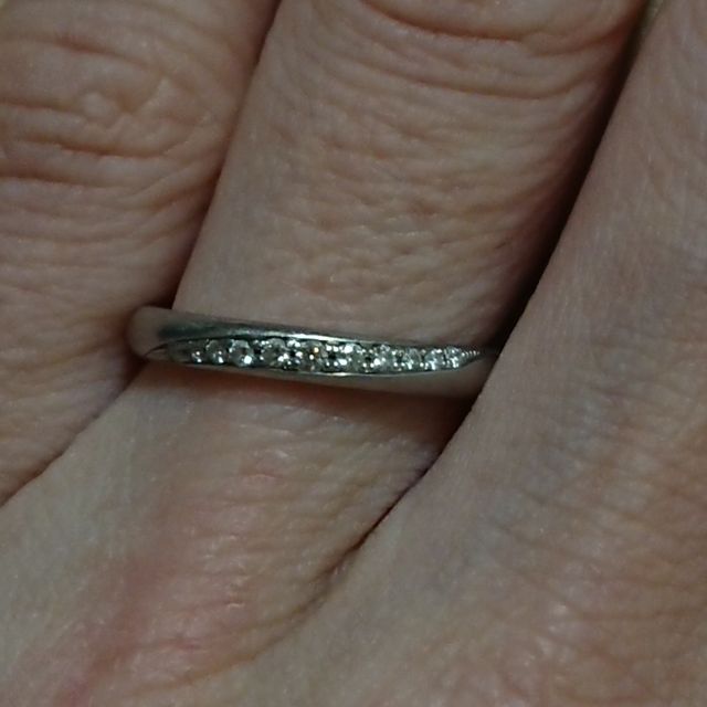 【ラザール ダイヤモンド(LAZARE DIAMOND)の口コミ】 ストレートタイプのハーフエタニティにしようと思っていたのですが、この…