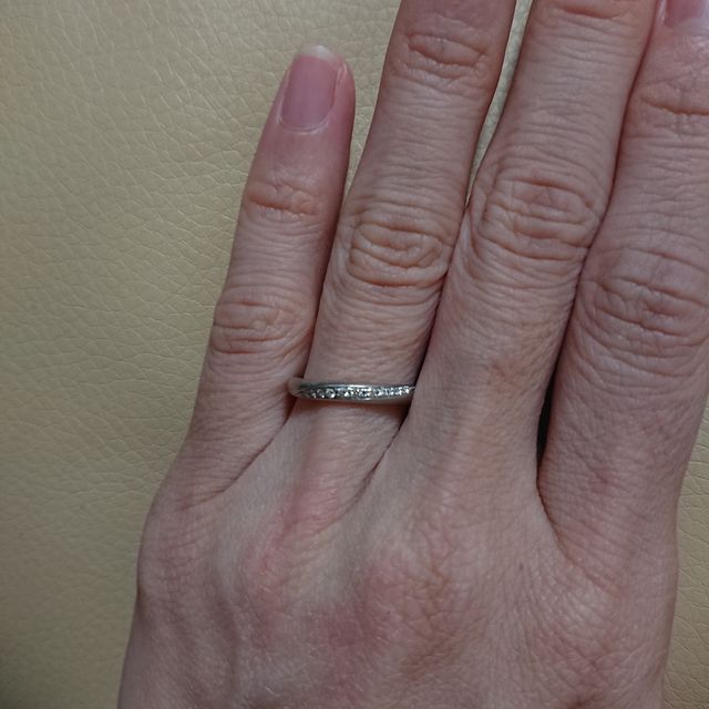 【ラザール ダイヤモンド(LAZARE DIAMOND)の口コミ】 ストレートタイプのハーフエタニティにしようと思っていたのですが、この…