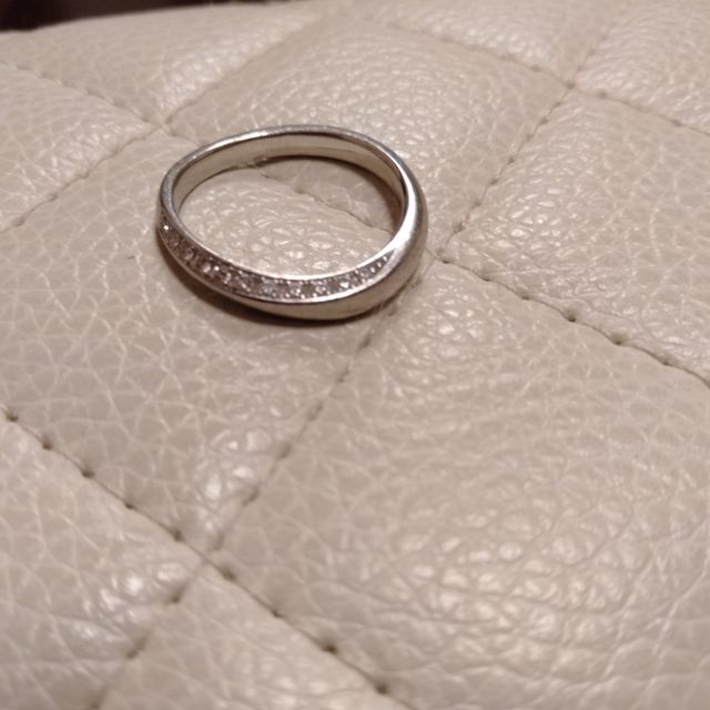 【俄(にわか)の口コミ】 華奢すぎず、シンプルなデザインのものを探していました。色々な指輪を検…