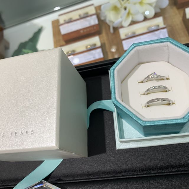 【VENUS TEARS(ヴィーナスティアーズ)の口コミ】 婚約指輪はウェーブがかってて普通のとは少し違うデザインです。爪の部分…