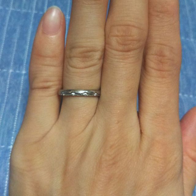 【エクセルコダイヤモンド(EXELCO DIAMOND)の口コミ】 指輪のデザインがとても可愛く、ミル打ちが職人さんの手作業とのことで、…