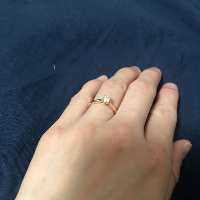 【カルティエ(Cartier)の口コミ】 婚約指輪と言えば一粒ダイヤというイメージが昔からあったのと、自分の肌(…
