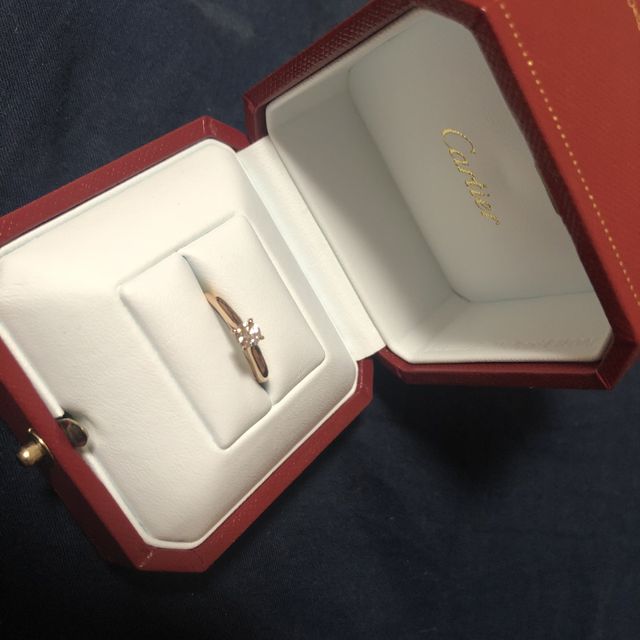【カルティエ(Cartier)の口コミ】 婚約指輪と言えば一粒ダイヤというイメージが昔からあったのと、自分の肌(…