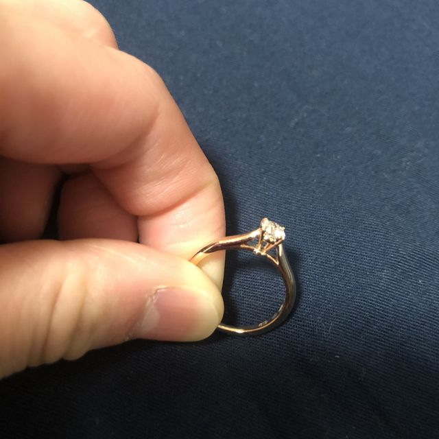 【カルティエ(Cartier)の口コミ】 婚約指輪と言えば一粒ダイヤというイメージが昔からあったのと、自分の肌(…