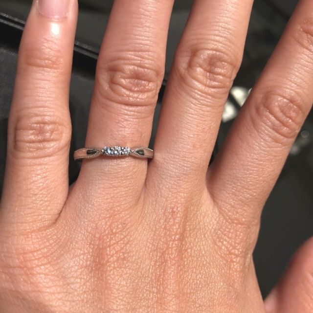 【エクセルコダイヤモンド(EXELCO DIAMOND)の口コミ】 独特のミル打ちの装飾が美しい印象のリングです。ダイヤモンドの輝きも計…