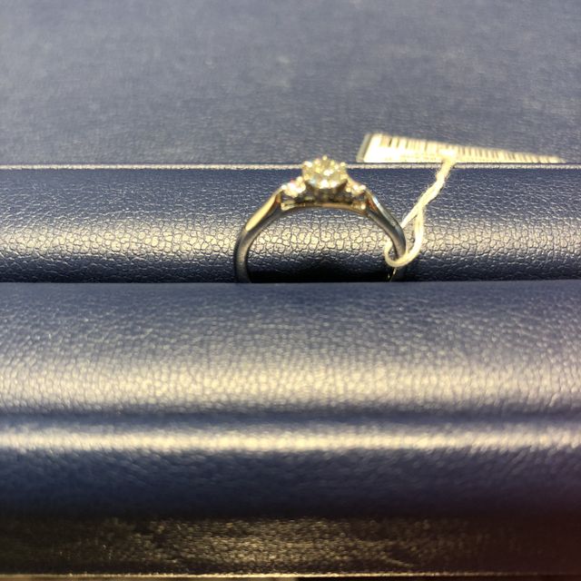 【銀座ダイヤモンドシライシの口コミ】 メレのデザインを探していたので、こちらの指輪にしました。控えめで主張…