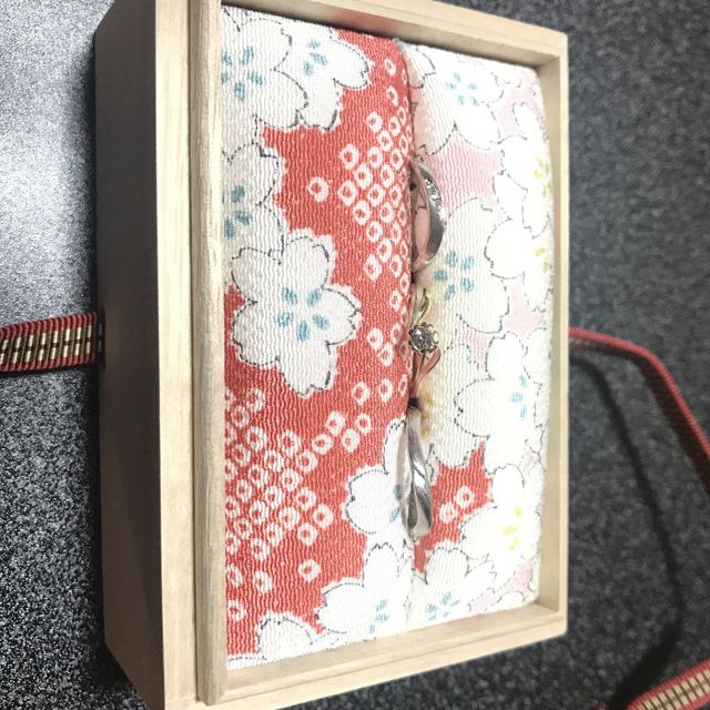 【杢目金屋(もくめがねや)の口コミ】 形に動きぐあってダイヤが少し入っているのがいいなと思っていたので、見…