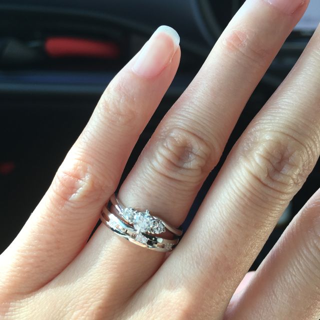 【アイプリモ(I-PRIMO)の口コミ】 マリッジリングはダイヤが2つずつ3箇所についているもので内側がピンクゴ…