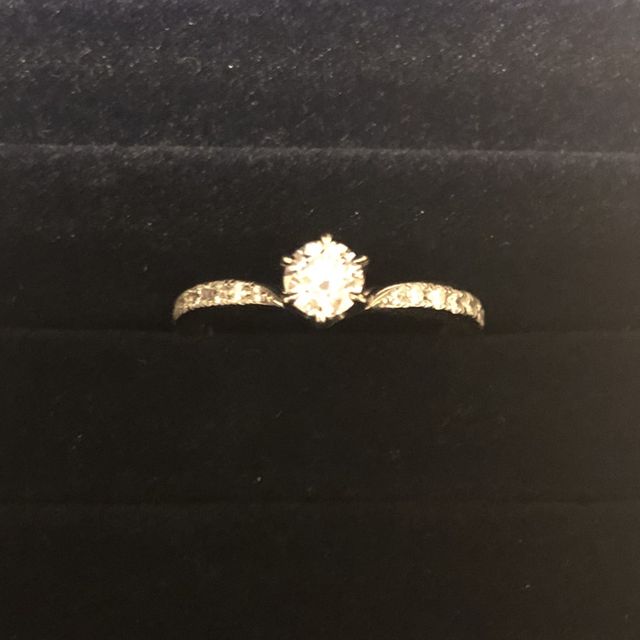 【銀座ダイヤモンドシライシの口コミ】 華奢なラインが指に馴染み、指をより細く長く魅せてくれるラインに魅力を…