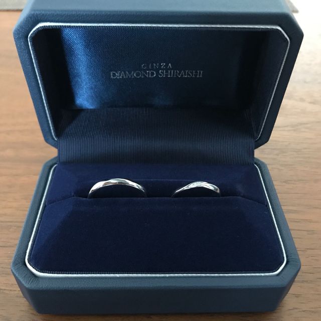 【銀座ダイヤモンドシライシの口コミ】 指が太くて短い為、少しでも細く見せてくれる様に幅の狭いリングを探して…