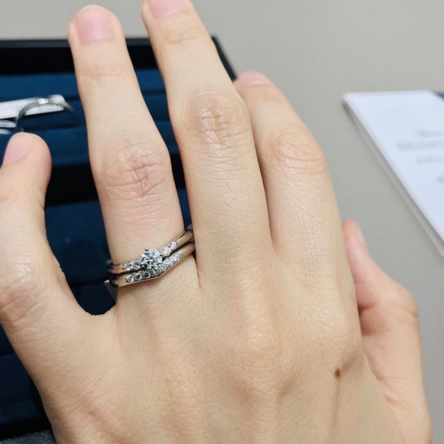 【4℃ BRIDAL(ヨンドシーブライダル)の口コミ】 ストレートタイプより、ウェーブやV字が指にしっくりきたので、このデザイ…