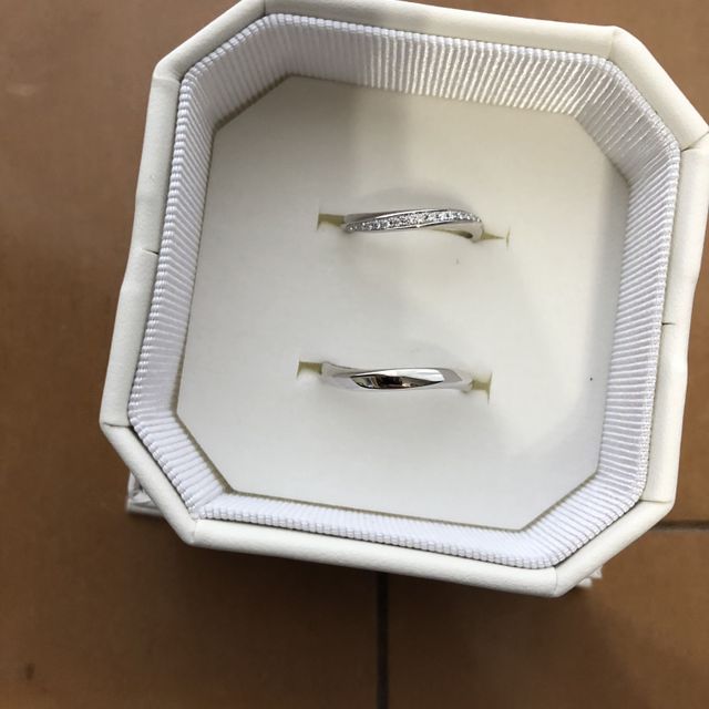 【4℃ BRIDAL(ヨンドシーブライダル)の口コミ】 緩やかにウェーブしているデザインが気に入った。
新婦の指輪のダイヤがキ…