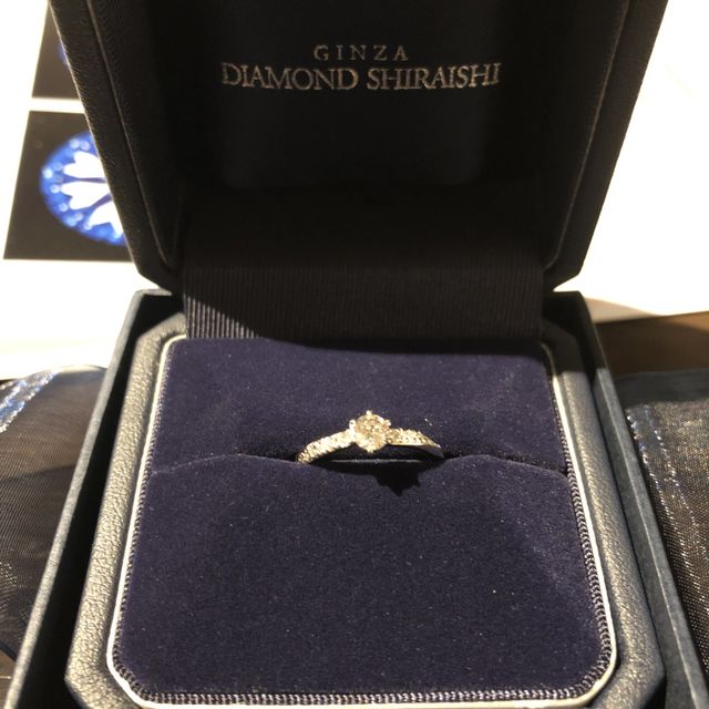 【銀座ダイヤモンドシライシの口コミ】 デザインに一目惚れしました。センターダイヤの大きさにはこだわりはなか…