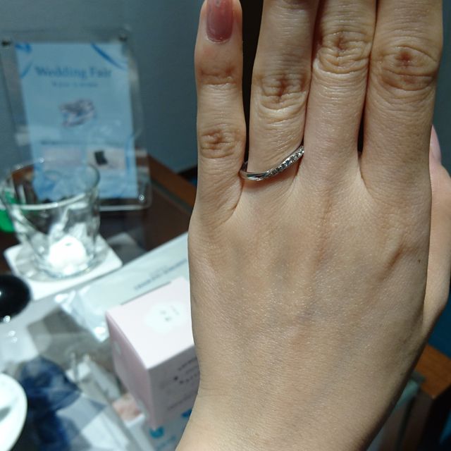 【エクセルコダイヤモンド(EXELCO DIAMOND)の口コミ】 カーブデザインで、俄の初桜とかさねづけでき、ダイヤモンドが入ったもの…