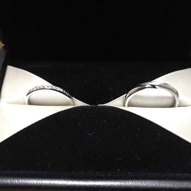 【エクセルコダイヤモンド(EXELCO DIAMOND)の口コミ】 指の形にあってて、細身で綺麗に見えました。
また、ダイヤモンドの輝きが…