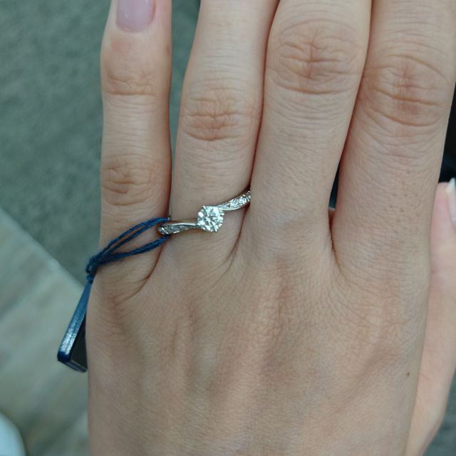 【ROYAL ASSCHER(ロイヤル・アッシャー)の口コミ】 この店舗はカット方法が他店と異なり、白っぽい輝きが特徴のダイヤモンド…