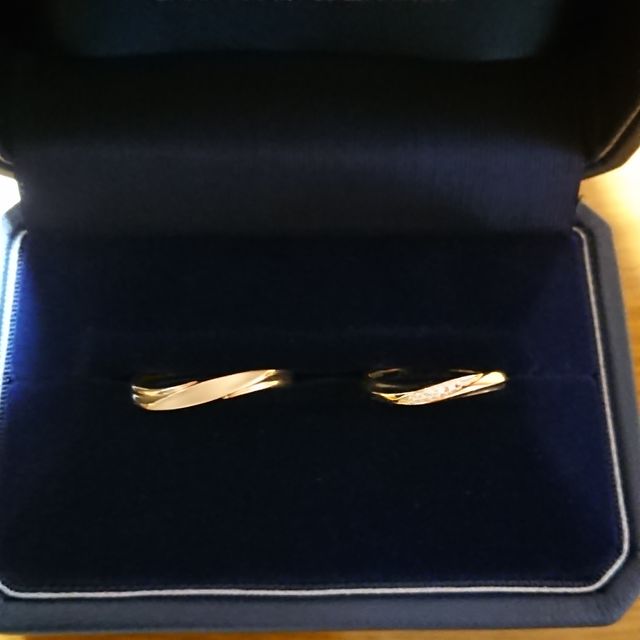 【銀座ダイヤモンドシライシの口コミ】 指が太いので少しでも細く見えるように、ウェーブタイプを探していました…