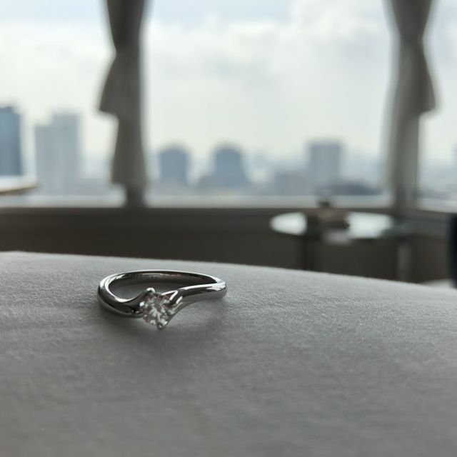 【アイプリモ(I-PRIMO)の口コミ】 主人が選んでくれたダイヤモンドを裏側までしっかり見ることができるデザ…