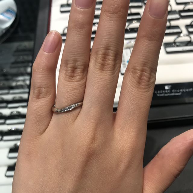 【ラザール ダイヤモンド(LAZARE DIAMOND)の口コミ】 シンプルなデザインでダイヤモンド付きのものを探していました。
似たよう…