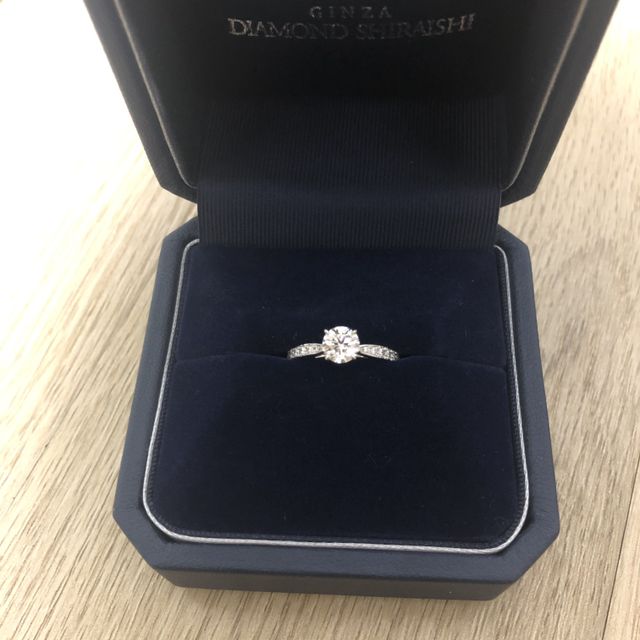 【銀座ダイヤモンドシライシの口コミ】 結婚指輪とセットにするととても綺麗だったことと、デザインが好きだった…