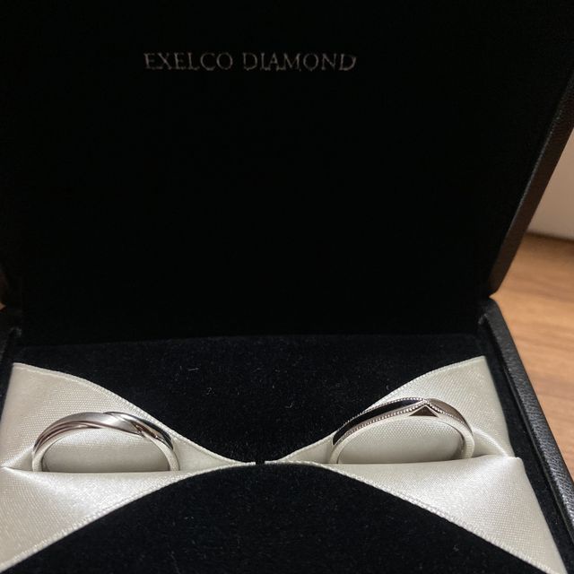 【エクセルコダイヤモンド(EXELCO DIAMOND)の口コミ】 女性用は婚約指輪と合わせて、エリザベスでメレ打ちのダイヤモンドが1つつ…