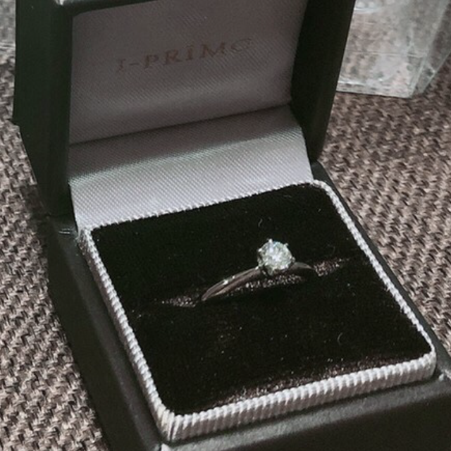 【アイプリモ(I-PRIMO)の口コミ】 なんといってもダイヤモンドが映えるデザインが良いです。プロポーズのた…