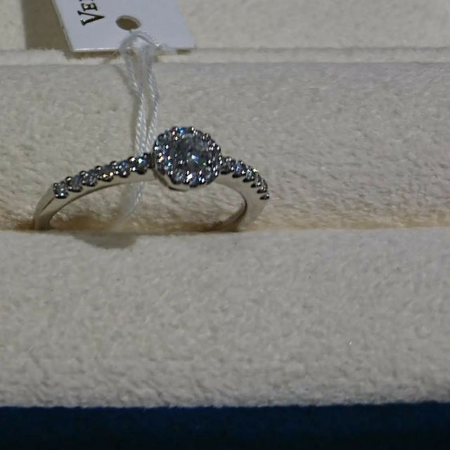 【ヴァンドーム青山(VENDOME AOYAMA)の口コミ】 細くて華奢なデザインですが、アームにもセンターダイヤの回りにも取り巻…