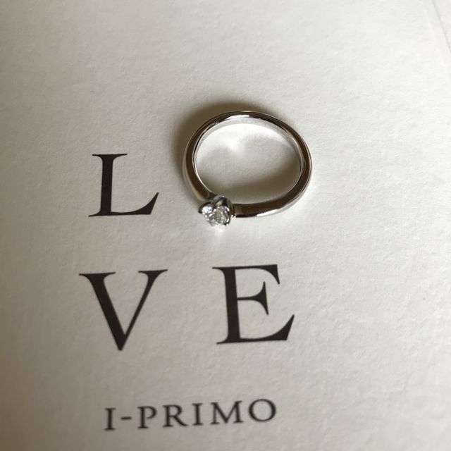 【アイプリモ(I-PRIMO)の口コミ】 ダイヤモンドの輝きが素晴らしく、それを引き立たせるような、曲線のデザ…