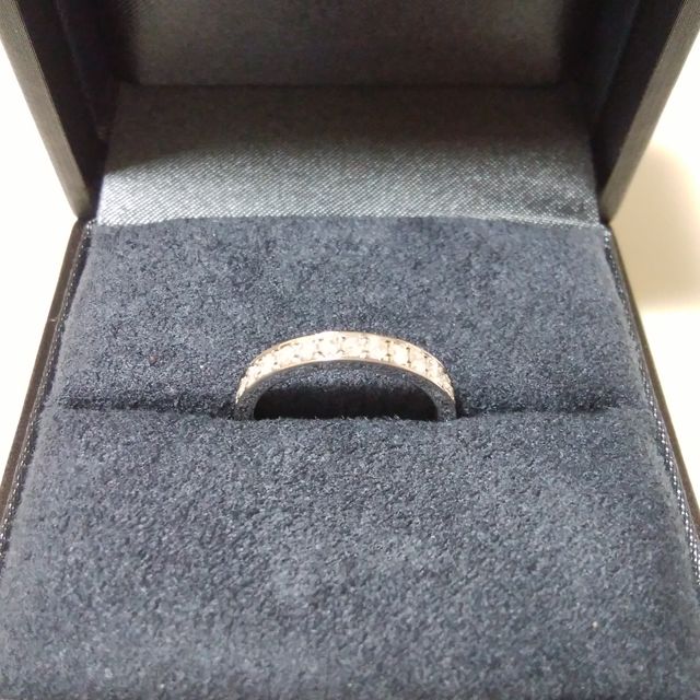 【ラザール ダイヤモンド(LAZARE DIAMOND)の口コミ】 フルエタニティーで、指輪が回っても綺麗です。手のひら側もダイヤが見え…