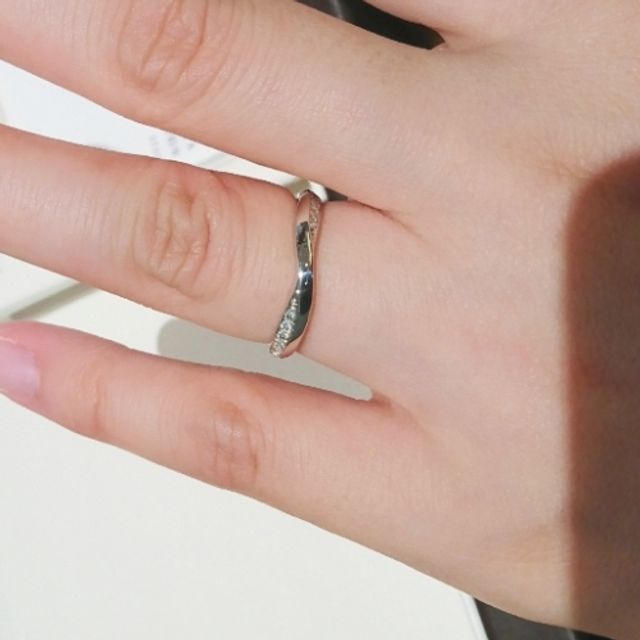 【俄(にわか)の口コミ】 俄のリングの中では比較的シンプルなデザインだと思います。どことなく和…