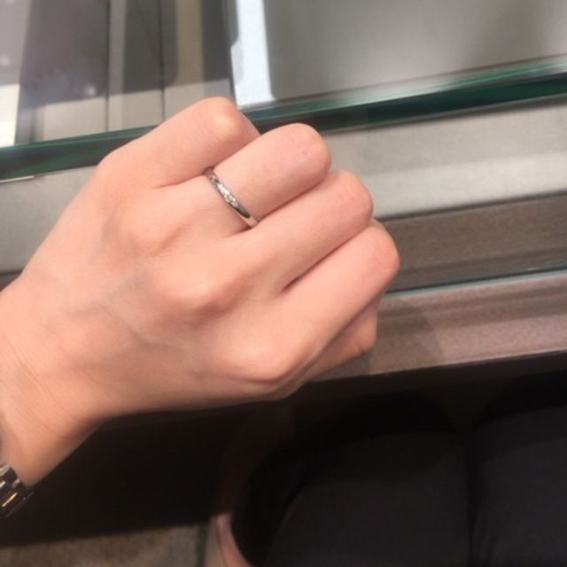 【アイプリモ(I-PRIMO)の口コミ】 細身ですが、綺麗なダイヤモンドが中心にありほどよい存在感があります。…