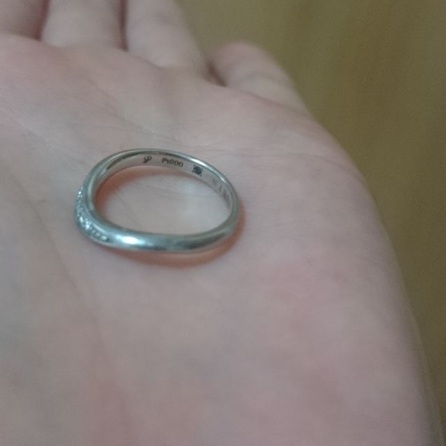 【アイプリモ(I-PRIMO)の口コミ】 婚約指輪と重ね付けしたいと思い、婚約指輪の中央のダイヤが引き立つよう…