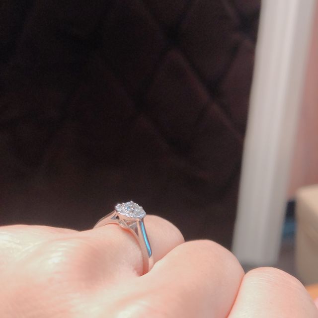 【ラザール ダイヤモンド(LAZARE DIAMOND)の口コミ】 センターダイヤモンドの周りにメレダイヤがぐるりと一周しているで、遠く…