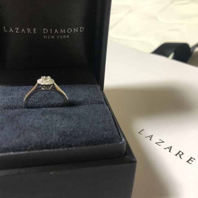【ラザール ダイヤモンド(LAZARE DIAMOND)の口コミ】 センターダイヤモンドの周りにメレダイヤがぐるりと一周しているで、遠く…
