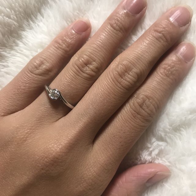 【銀座ダイヤモンドシライシの口コミ】 私が選んだ指輪は、シンプルだけどおしゃれ。ダイヤを包み込むようになっ…