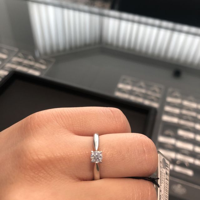 【エクセルコダイヤモンド(EXELCO DIAMOND)の口コミ】 ４本爪のシンプルなエンゲージリングです。
6本爪に比べると、よりシャー…