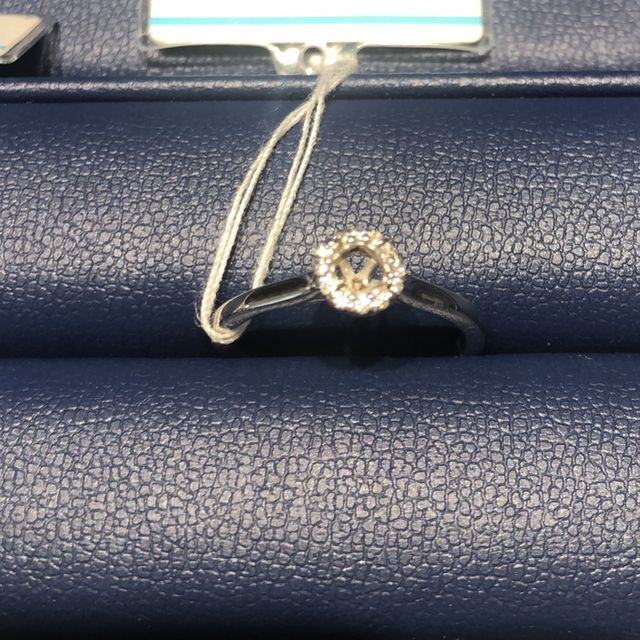 【銀座ダイヤモンドシライシの口コミ】 センターダイヤモンドの周りにメレダイヤが一周囲んでいるデザインを検討…