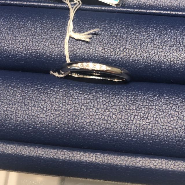 【銀座ダイヤモンドシライシの口コミ】 シンプルなストレートラインで、5石のダイヤモンドが輝く可愛らしいデザイ…