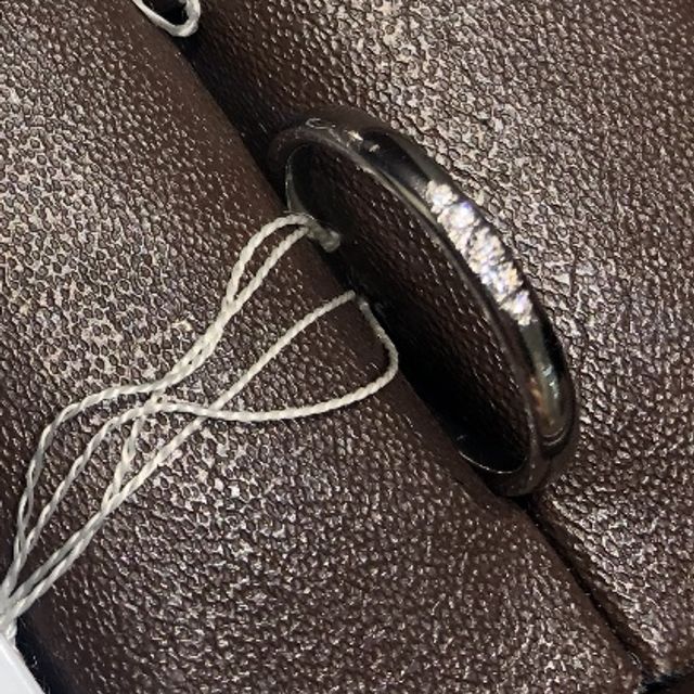 【アイプリモ(I-PRIMO)の口コミ】 ストレートラインで、ダイヤモンド５石が綺麗に配置されたシンプルなもの…