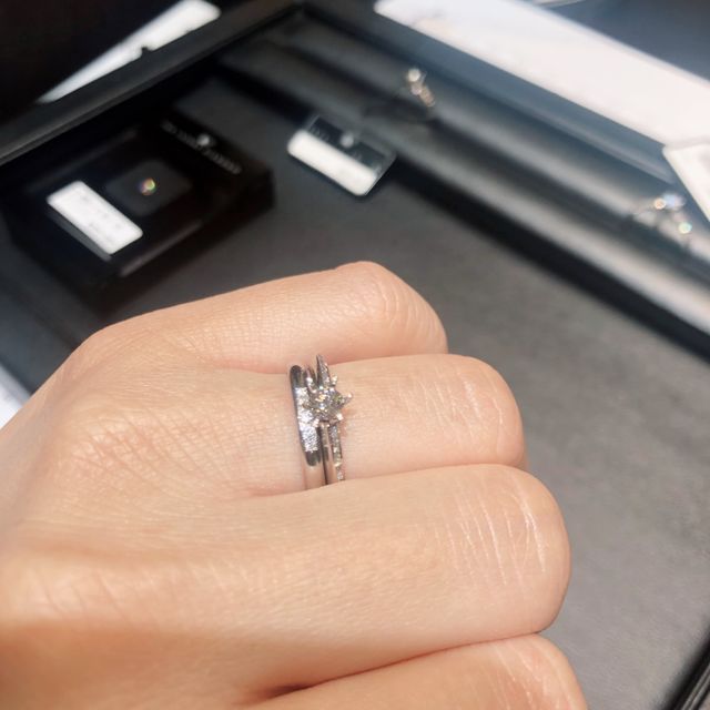 【ラザール ダイヤモンド(LAZARE DIAMOND)の口コミ】 細身のストレートですっきりとしたデザインなのですが、装着する向きを変…