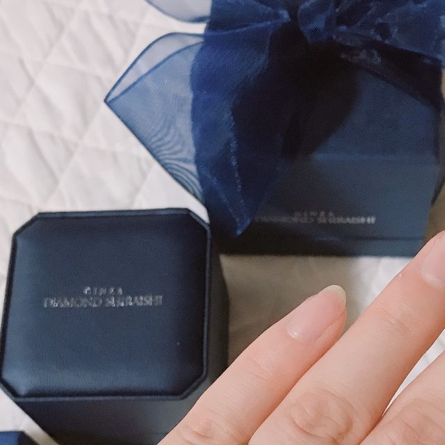 【銀座ダイヤモンドシライシの口コミ】 指輪の決め手は真ん中のダイヤを挟んでいる両サイドのダイヤのデザインが…