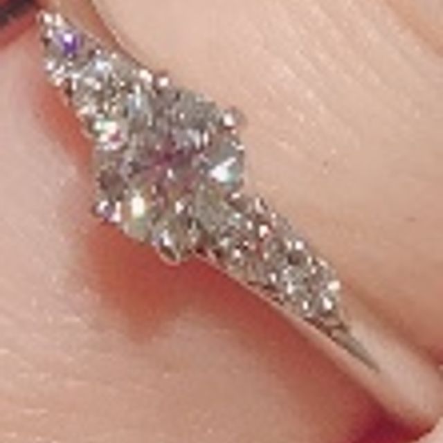 【銀座ダイヤモンドシライシの口コミ】 指輪の決め手は真ん中のダイヤを挟んでいる両サイドのダイヤのデザインが…