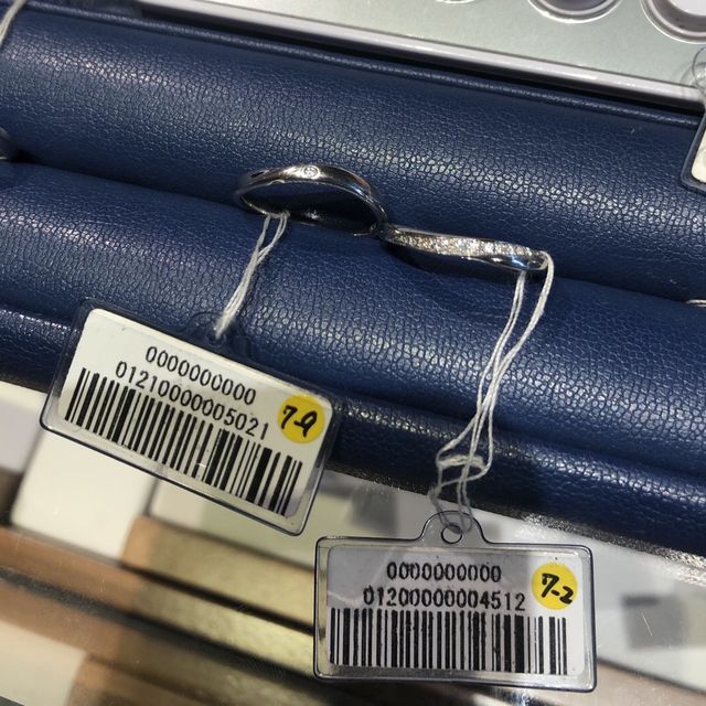 【銀座ダイヤモンドシライシの口コミ】 人気のデザインから選ぶことができたのでよかったです。
あまり細すぎず、…