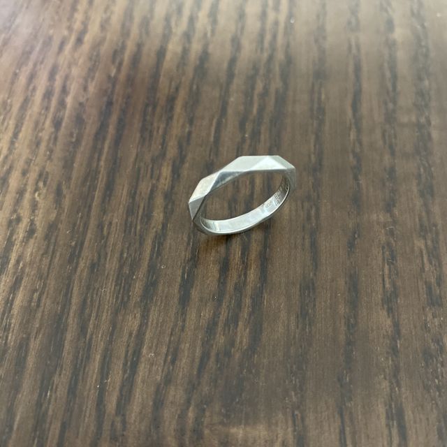 【ブシュロン(BOUCHERON)の口コミ】 ダイヤが付いているわけではありませんが、つけた時の他の指輪にはないキ…