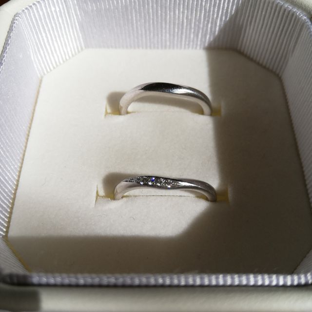 【4℃ BRIDAL(ヨンドシーブライダル)の口コミ】 2人で相談をした結果、婚約指輪はなしにして、結婚指輪にダイヤがついてい…