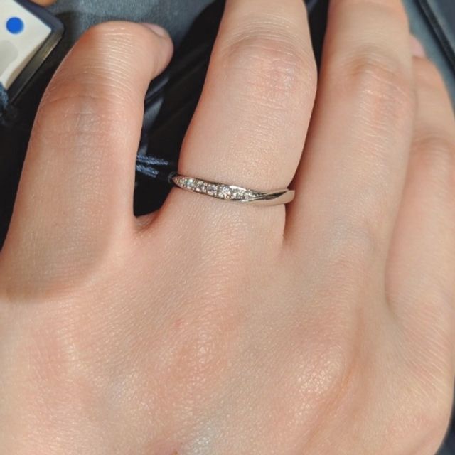 【ROYAL ASSCHER(ロイヤル・アッシャー)の口コミ】 エンゲージリングとの重ね付けがしやすいフォルムであり、ゆるやかなV字の…
