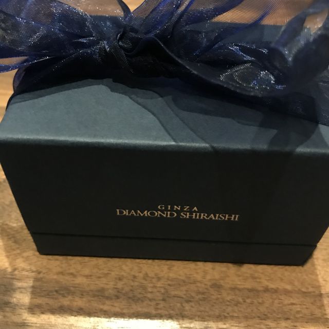 【銀座ダイヤモンドシライシの口コミ】 店員さんがわたしたちの手を見て、合う物を選んでくださいました。
初めは…