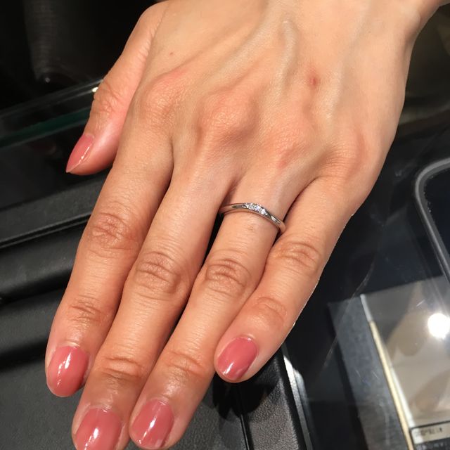 【ラザール ダイヤモンド(LAZARE DIAMOND)の口コミ】 シンプルだけどダイヤモンドのキラキラ感もあるところに惹かれました。婚…